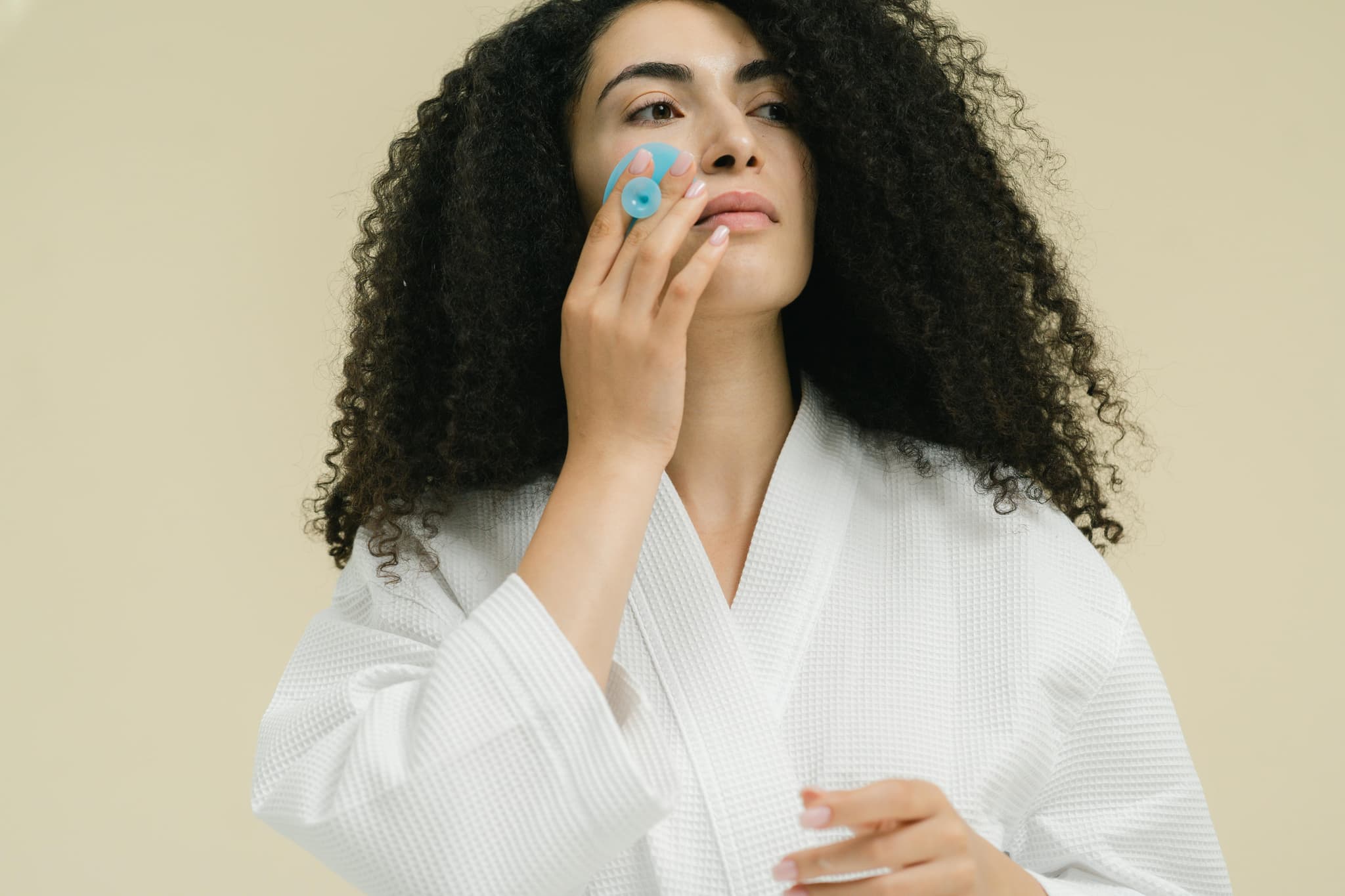 Silicone sponge makeup for smooth and waste-free foundation application